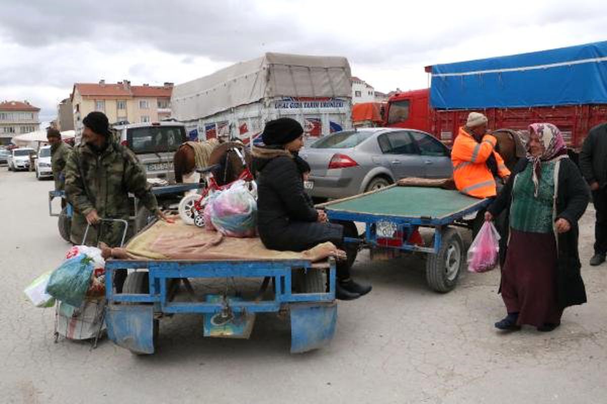 Pazar Alışverişine At Arabalı Servis
