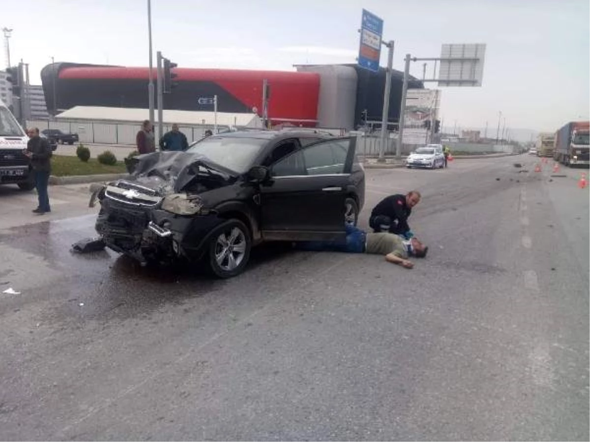 Polisten Kaçan Sürücü Ciple Otomobile Çarptı: 6 Yaralı