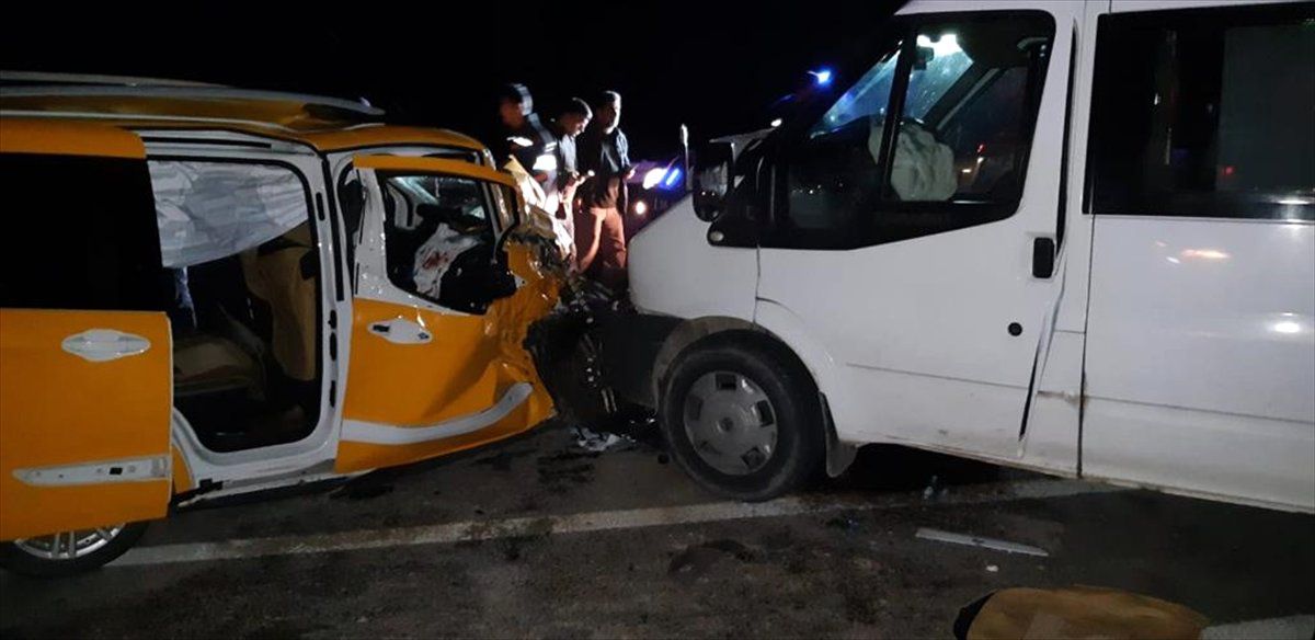Siirt\'te Minibüs ile Ticari Taksi Çarpıştı: 8 Yaralı