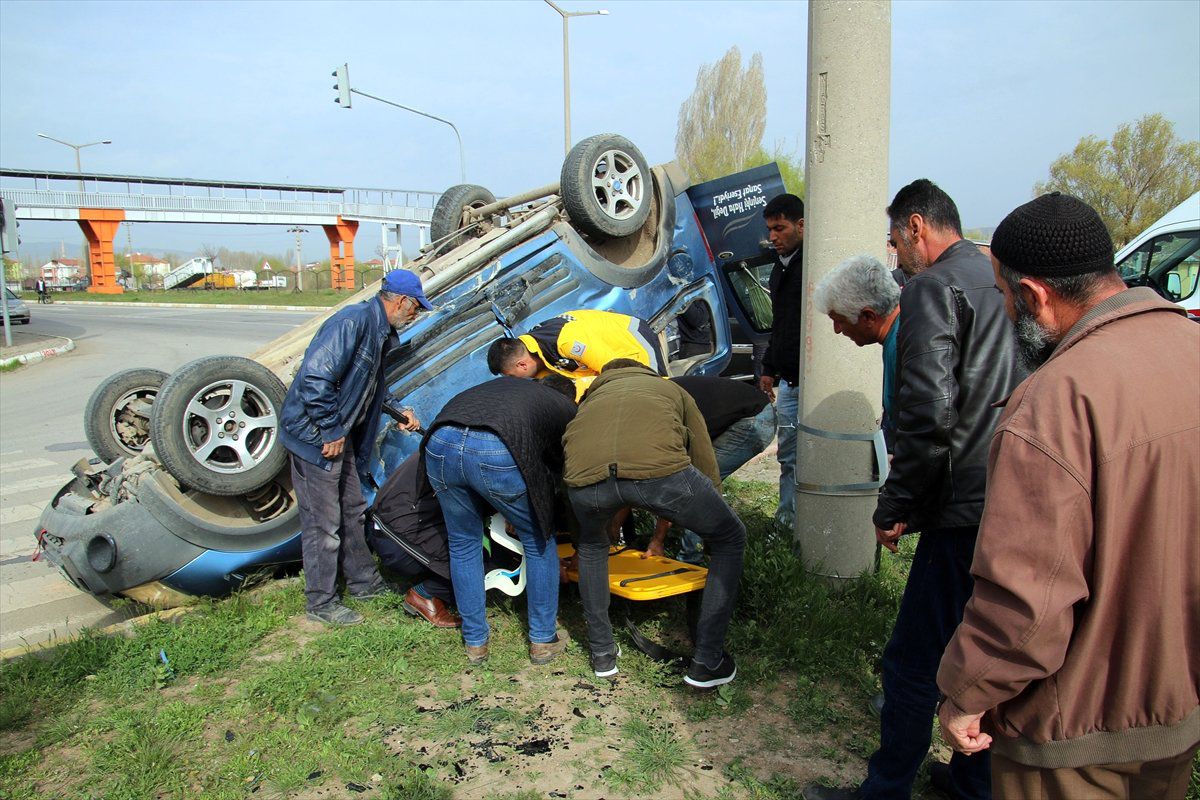 Sivas\'ta 2 Hafif Ticari Araç Çarpıştı: 5 Yaralı