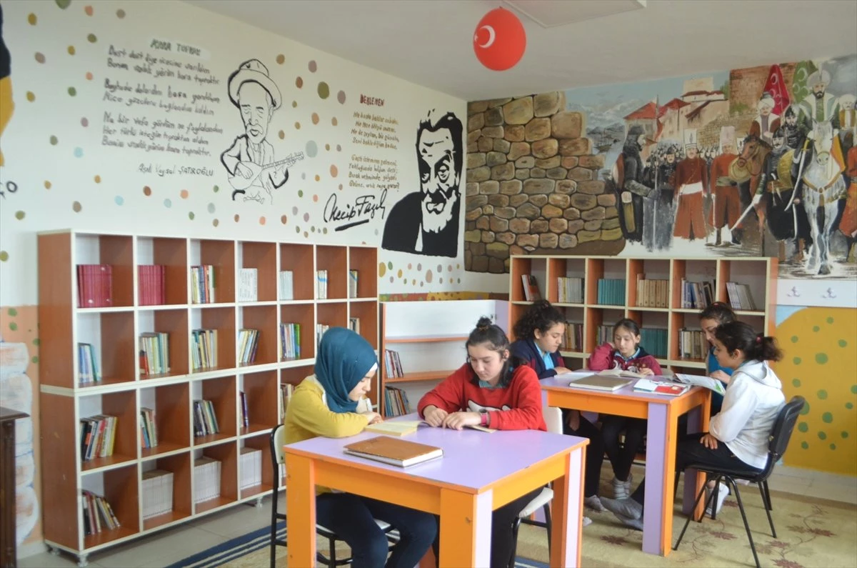 Sosyal Medya Yardımıyla Köy Okuluna Kütüphane Kurdu