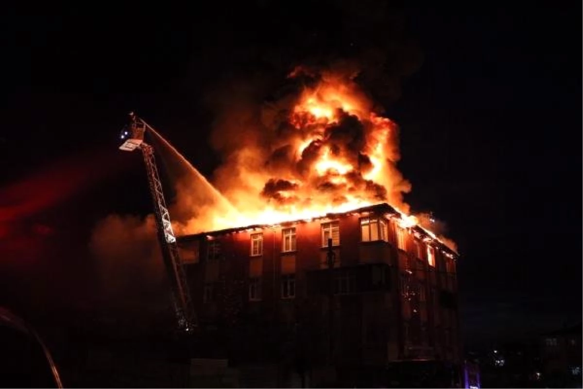 Sultanbeyli\'de 4 Katlı Binanın Çatı Katı Alev Alev Yandı