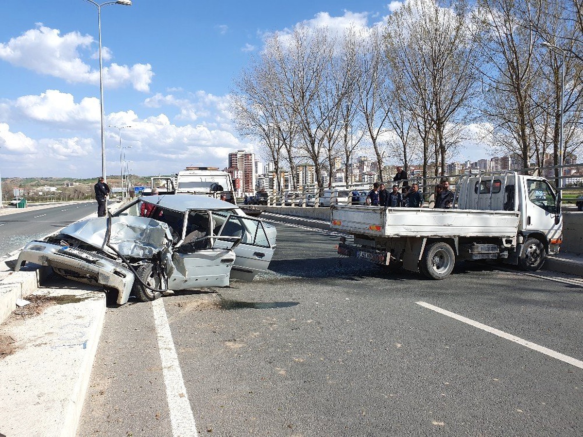 Ters Yönde İlerleyen Otomobil Kamyonetle Çarpıştı: 1 Ölü, 1 Yaralı