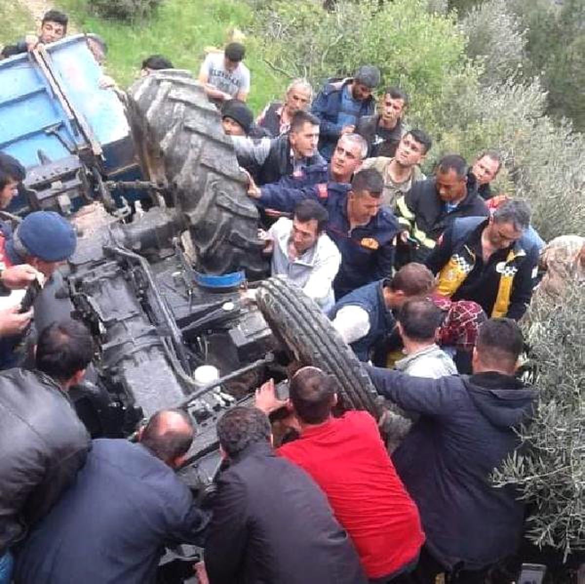 Traktör Devrildi, Onlarca Kişi Sürücüyü Çıkarmaya Çalıştı