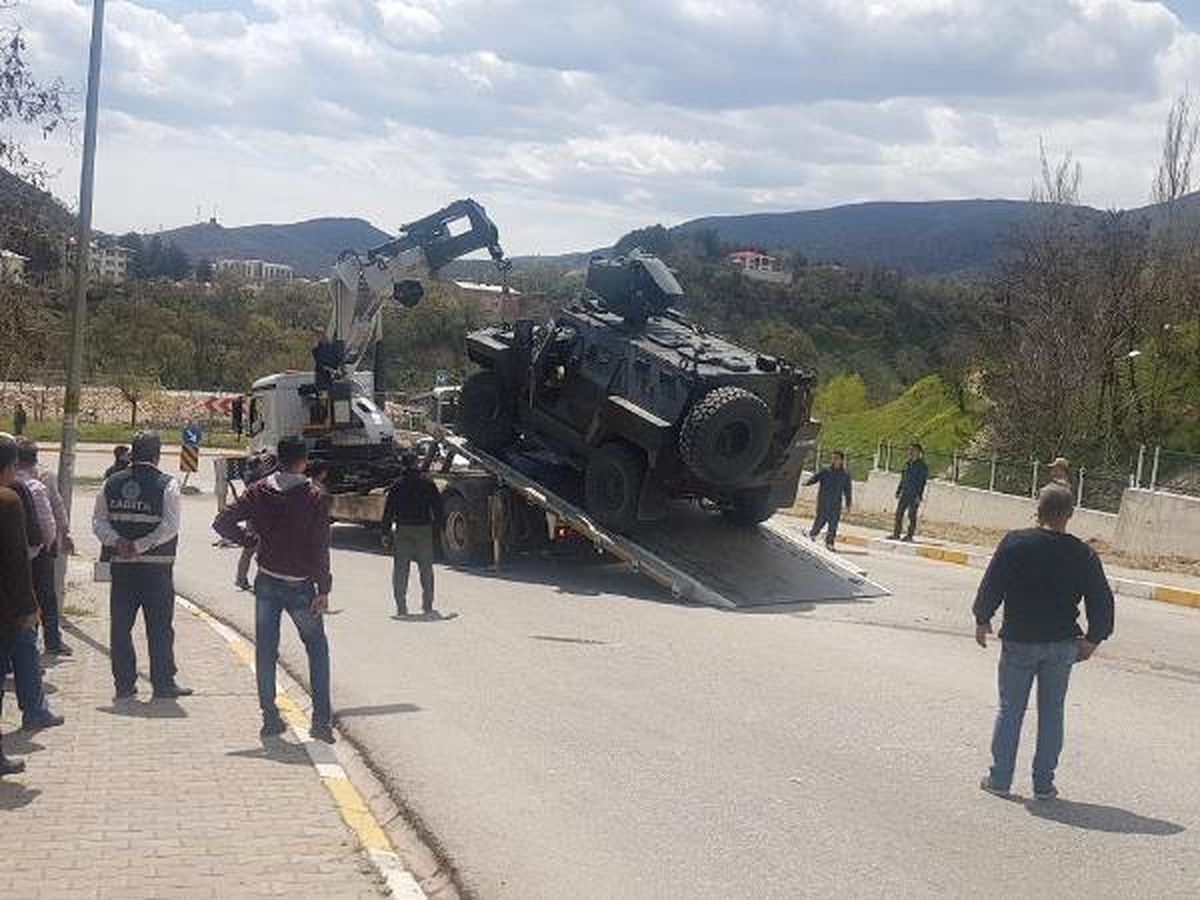 Tunceli\'de Zırhlı Askeri Araç ile Otomobil Çarpıştı