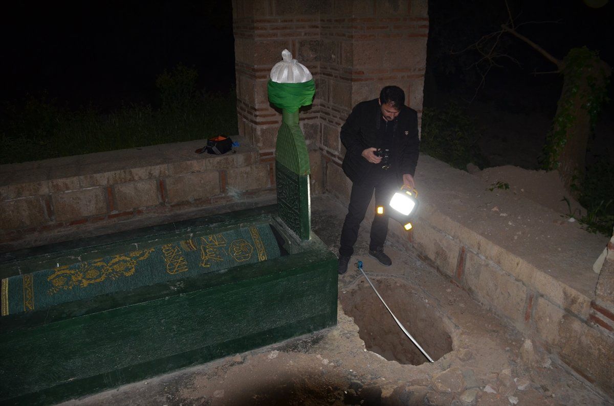 Türbe Bahçesinde Define Arandığı İddiası