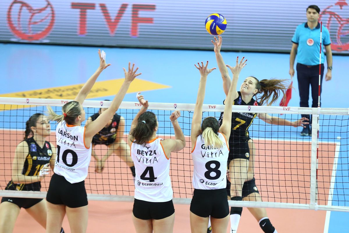 Vakıfbank Finalde Seriyi Eşitledi