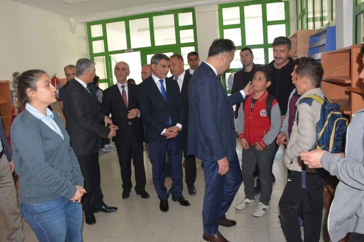 Vali Çağatay\'dan Tatvan Halk Kütüphanesi Ziyareti