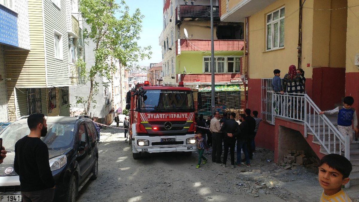 Yangında Mahsur Kalan 3 Kadın, İtfaiye Ekipleri Tarafından Kurtarıldı