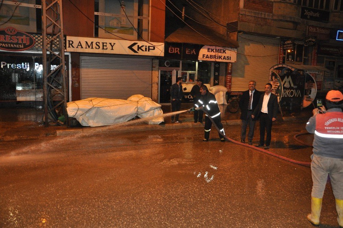 Yüksekova Belediyesinden Gece Mesaisi