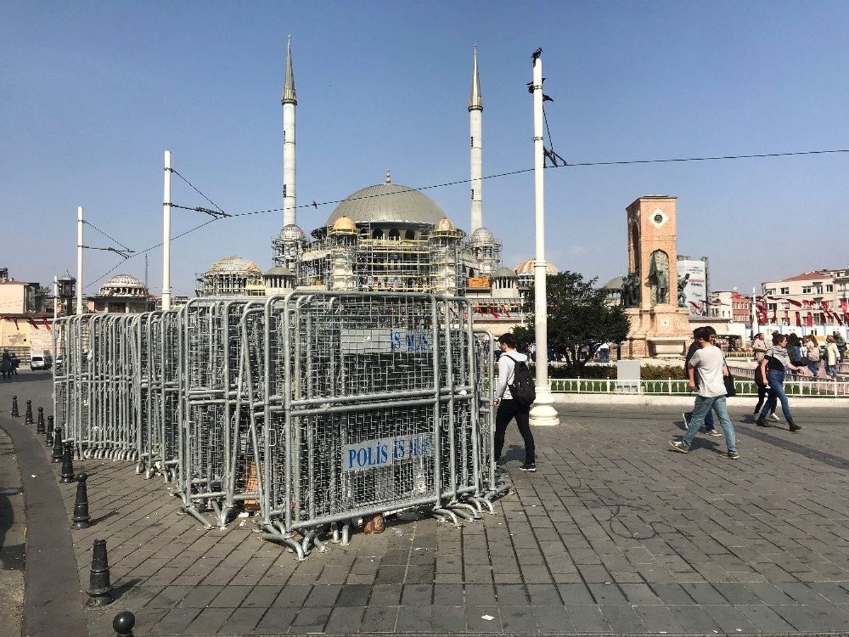 1 Mayıs Öncesi Taksim\'e Polis Bariyerleri Getirildi