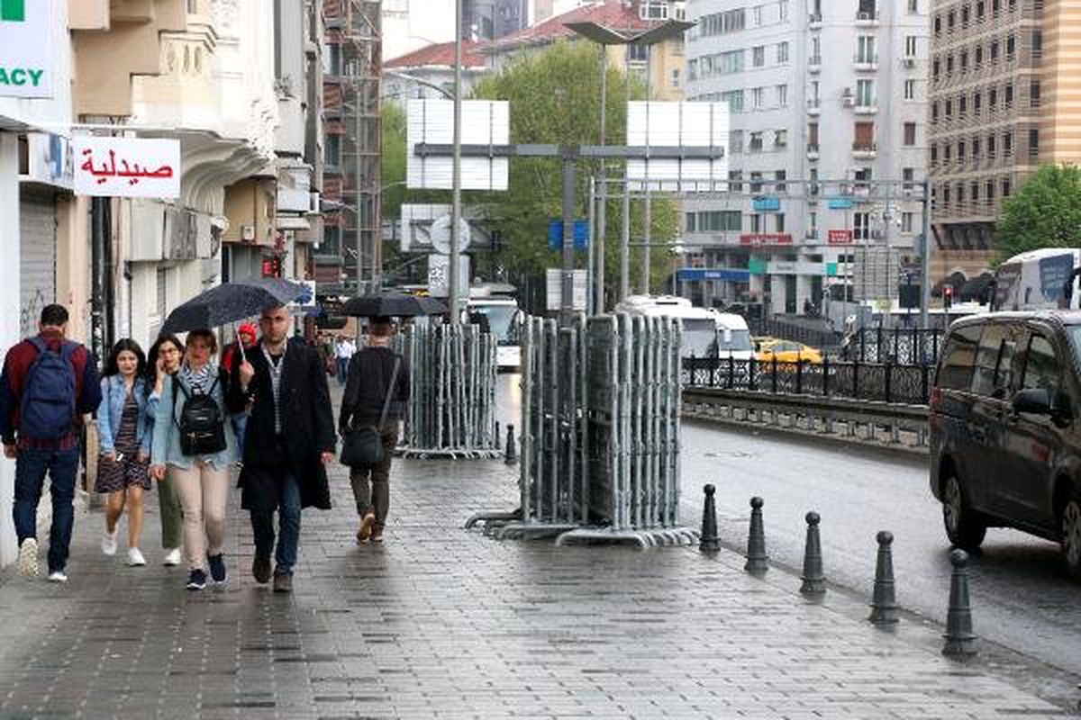 1 Mayıs Öncesi Taksim Meydanı\'na Bariyerler Getirildi