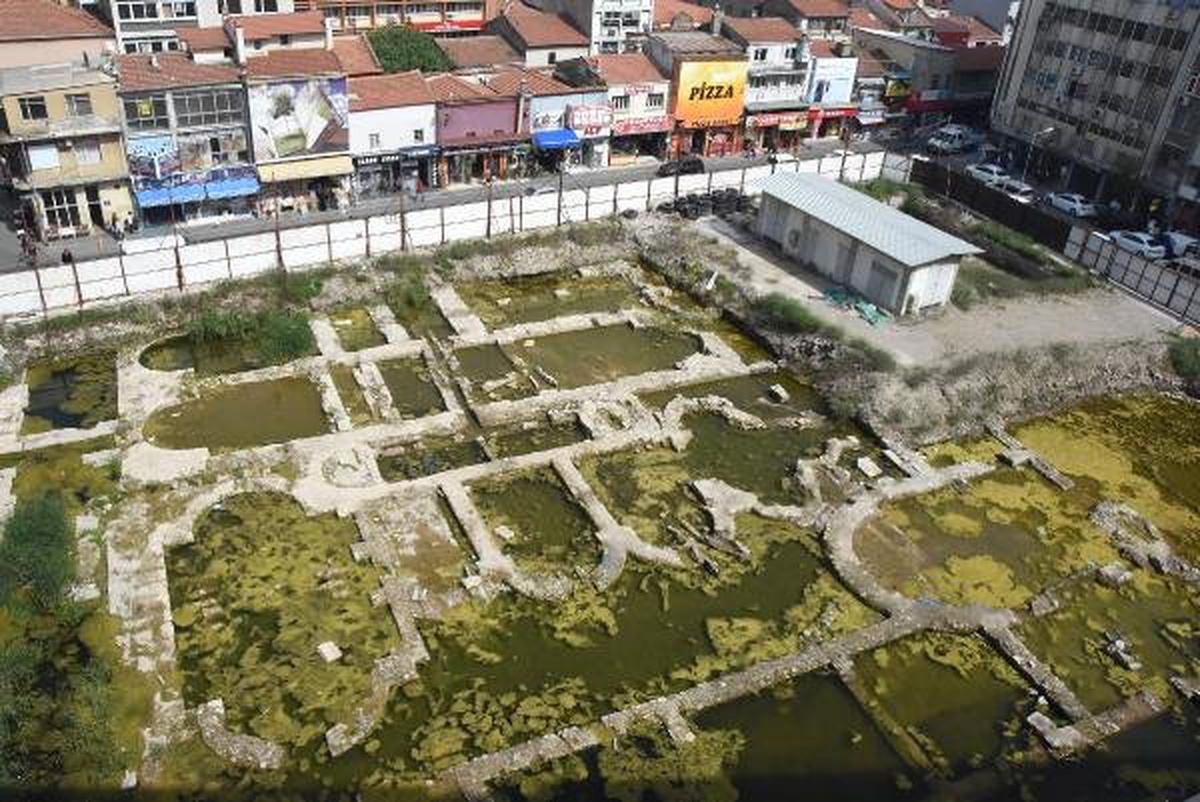 2\'nci Yüzyıldan Kalma Roma Hamamı Kalıntılarını Yosun Kapladı