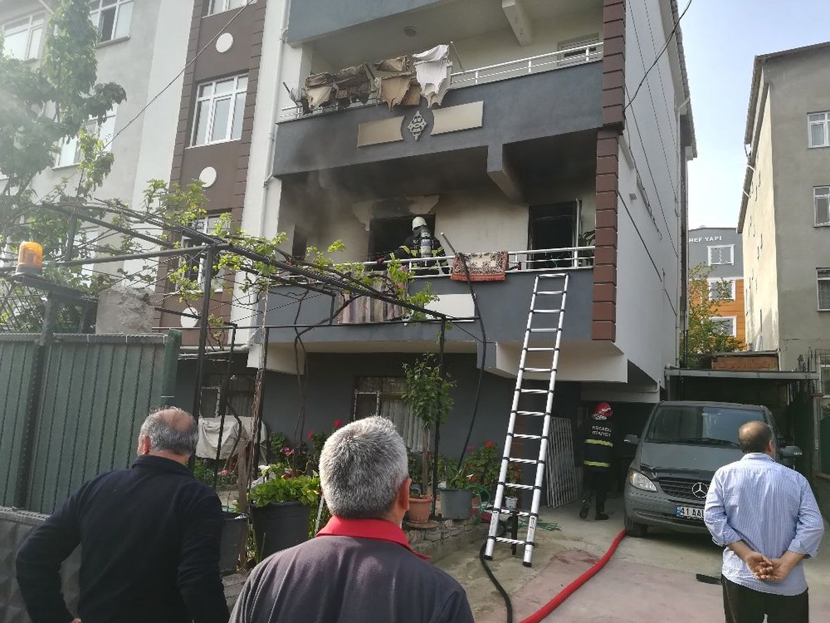 4 Katlı Binada Çıkan Yangında 2 Kişi Hastanelik Oldu