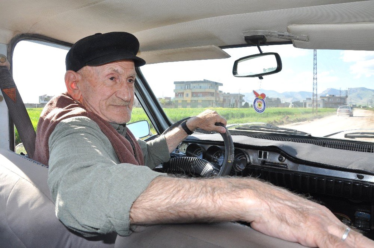 87\'lik Delikanlı, 47 Yıllık Otomobiline Gözü Gibi Bakıyor