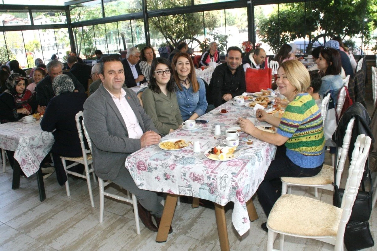 Ahmet Taner Kışlalı Ortaokulundan Dayanışma Kahvaltısı