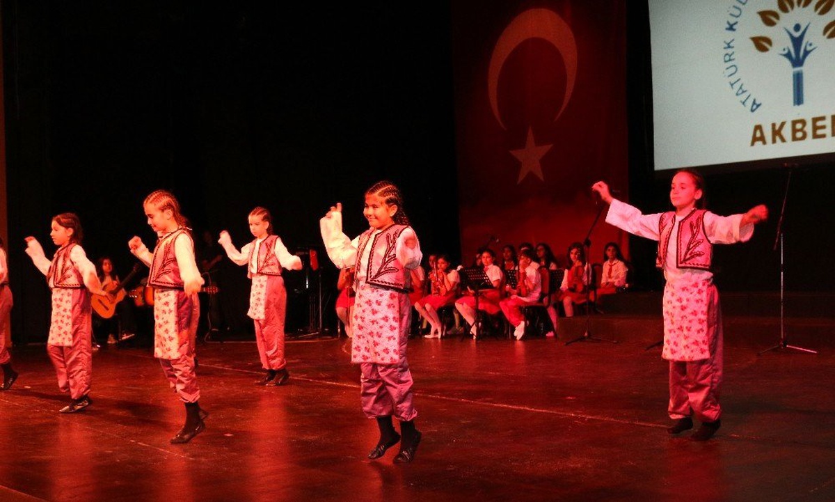Akbem, 23 Nisan\'ı Yılsonu Gösterisiyle Kutladı