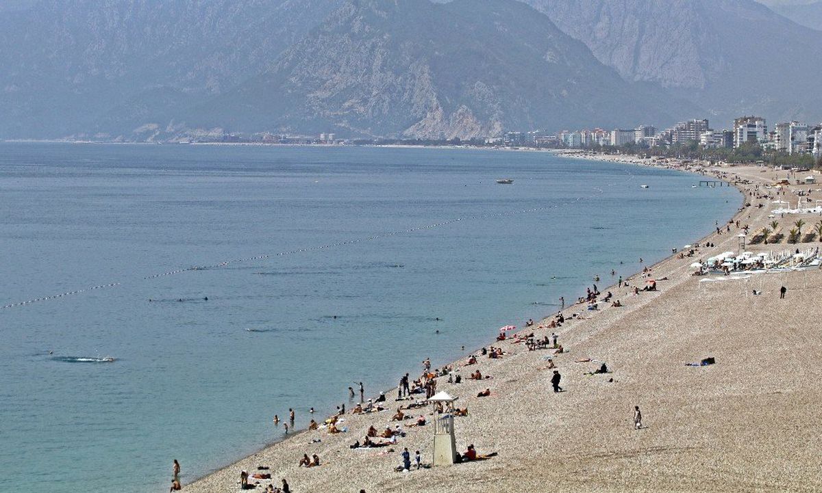 Antalya Sahillerinde Hafta Sonu Yoğunluğu