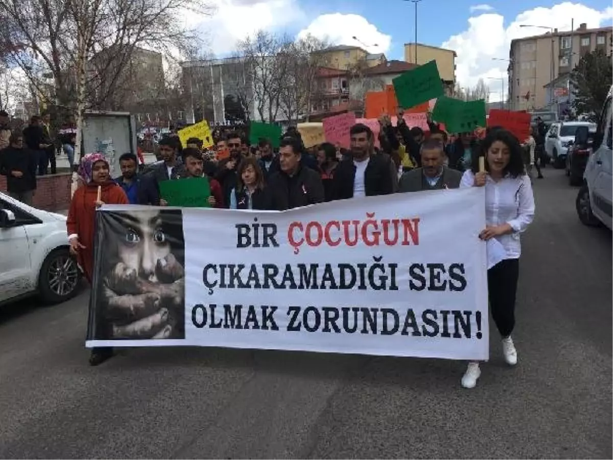 Ardahan\'da Gençler, Çocuk ve Kadın İstismarına Tepki İçin Yürüdü