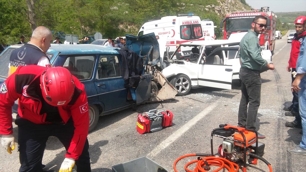 Balıkesir\'de İki Otomobil Çarpıştı: 1 Ölü, 6 Yaralı