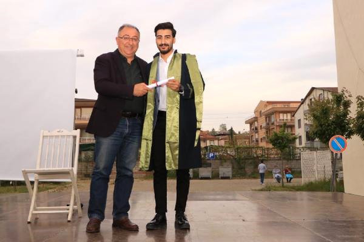 Başkan Salman, Mezuniyet Töreninde Yalnız Olan Öğrencinin Velisi Oldu