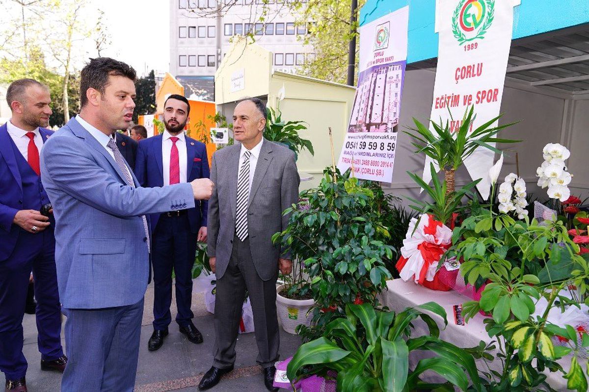Belediye Başkanı Kendisine Hediye Edilen Çiçekleri Satılması İçin Bağışladı