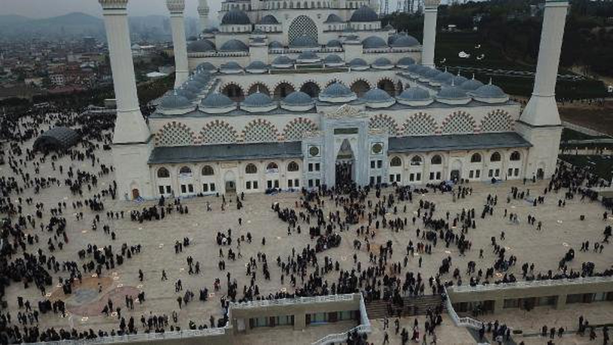 Büyük Çamlıca Camii\'nde Gençlerle Sabah Namazı Buluşması