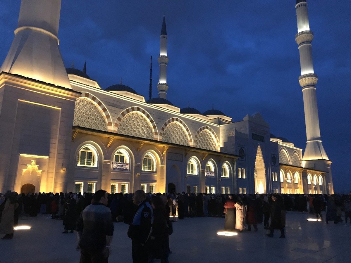 Büyük Çamlıca Camii\'nde Tarihi Kalabalık