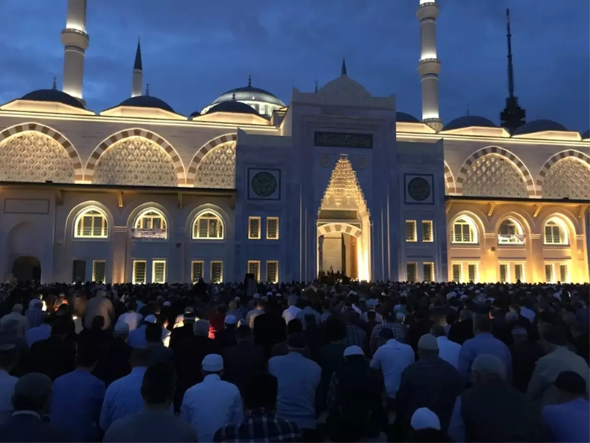 Büyük Çamlıca Camii\'ne Binlerce Genç Akın Etti