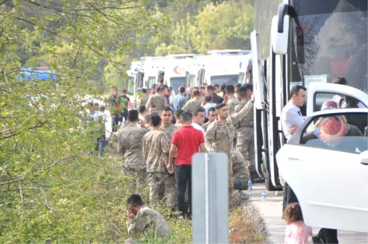 Çanakkale\'de Askerleri Taşıyan Otobüs Yan Yattı: 7 Yaralı