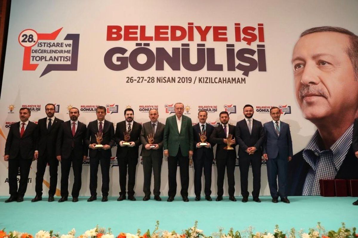 Cumhurbaşkanı Erdoğan\'dan Belediye Başkanı Arı\'ya Ödül