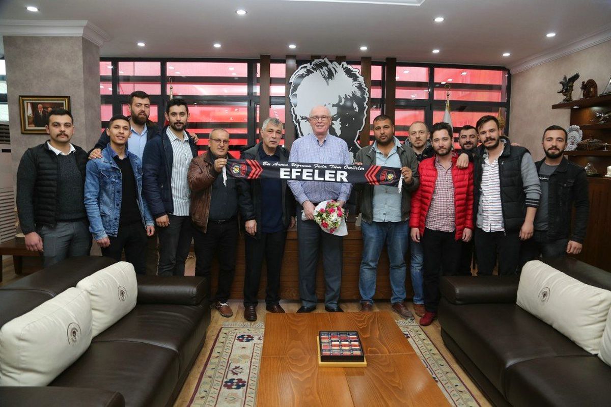 Efeler Taraftar Grubundan Kazım Kurt\'a Tebrik Ziyareti