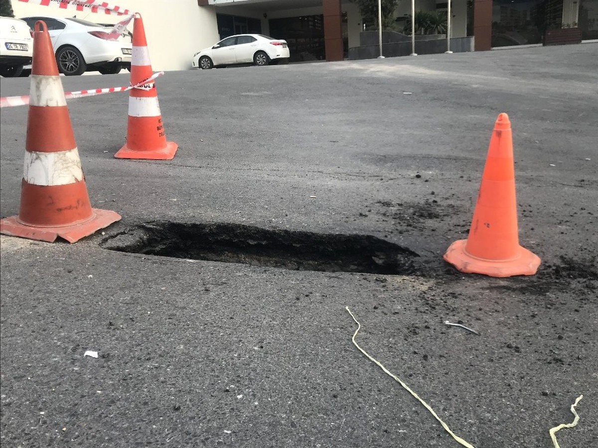 Esenyurt\'ta Çöken Yol Gündüz Görüntülendi