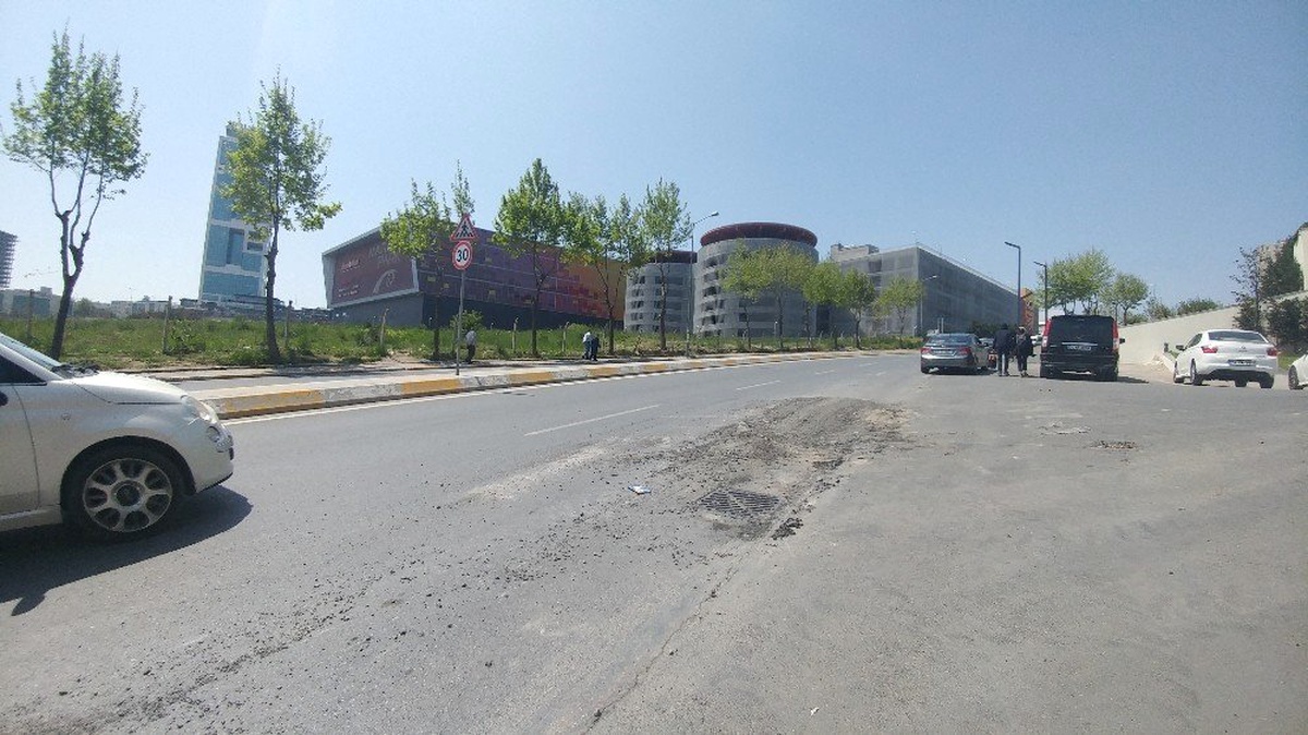 Esenyurt\'ta Dün Akşam Göçük Meydana Gelen Yol Onarıldı