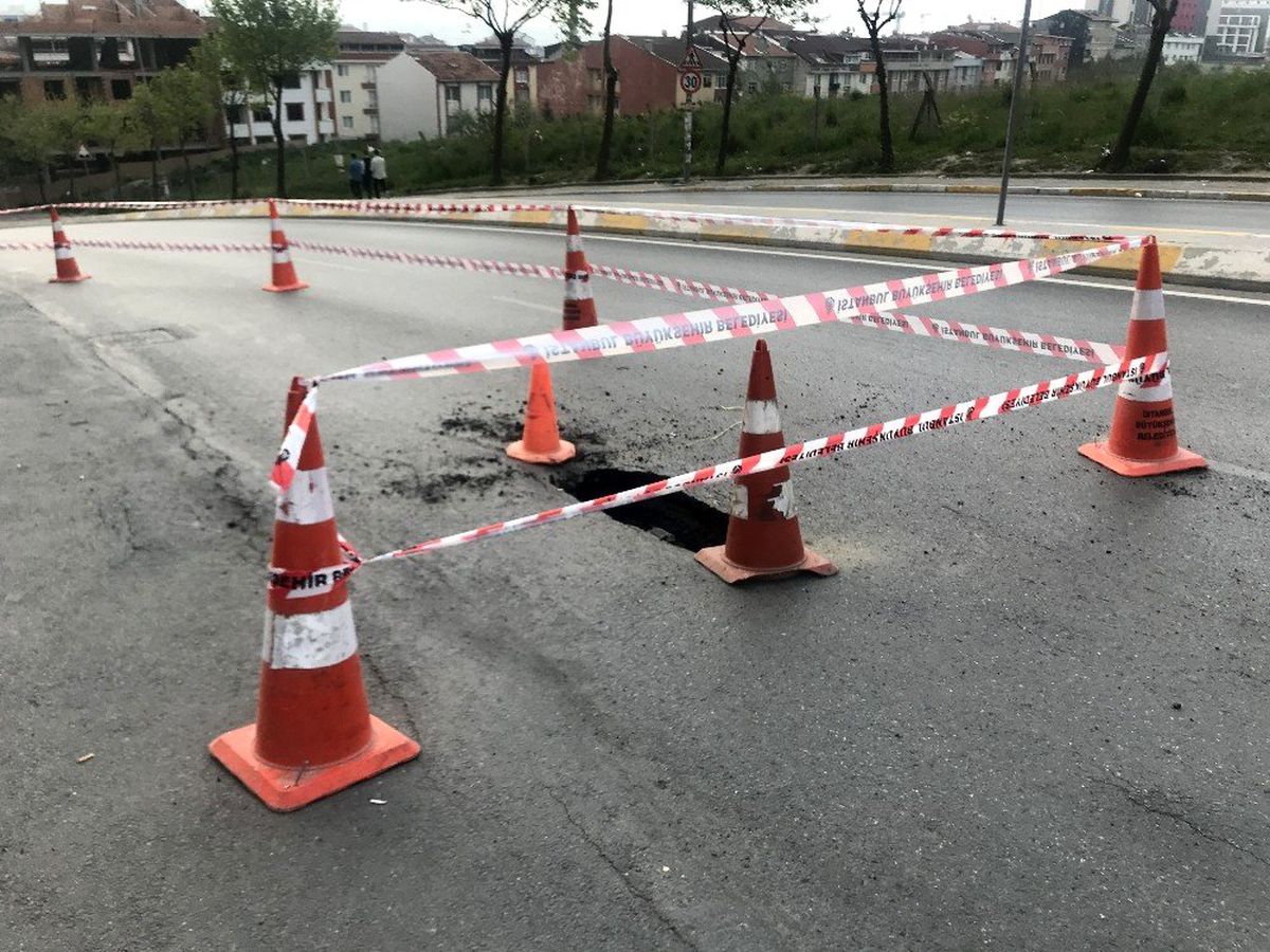 Esenyurt\'ta Yıldırım Beyazıt Caddesi\'nde Asfaltta Göçük Oluştu