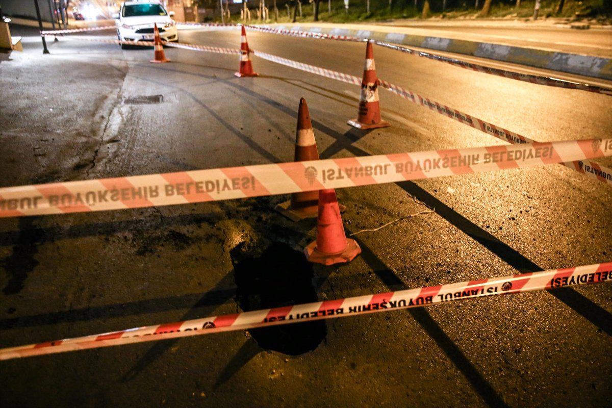 Esenyurt\'ta Yolda Çöküntü Oluştu