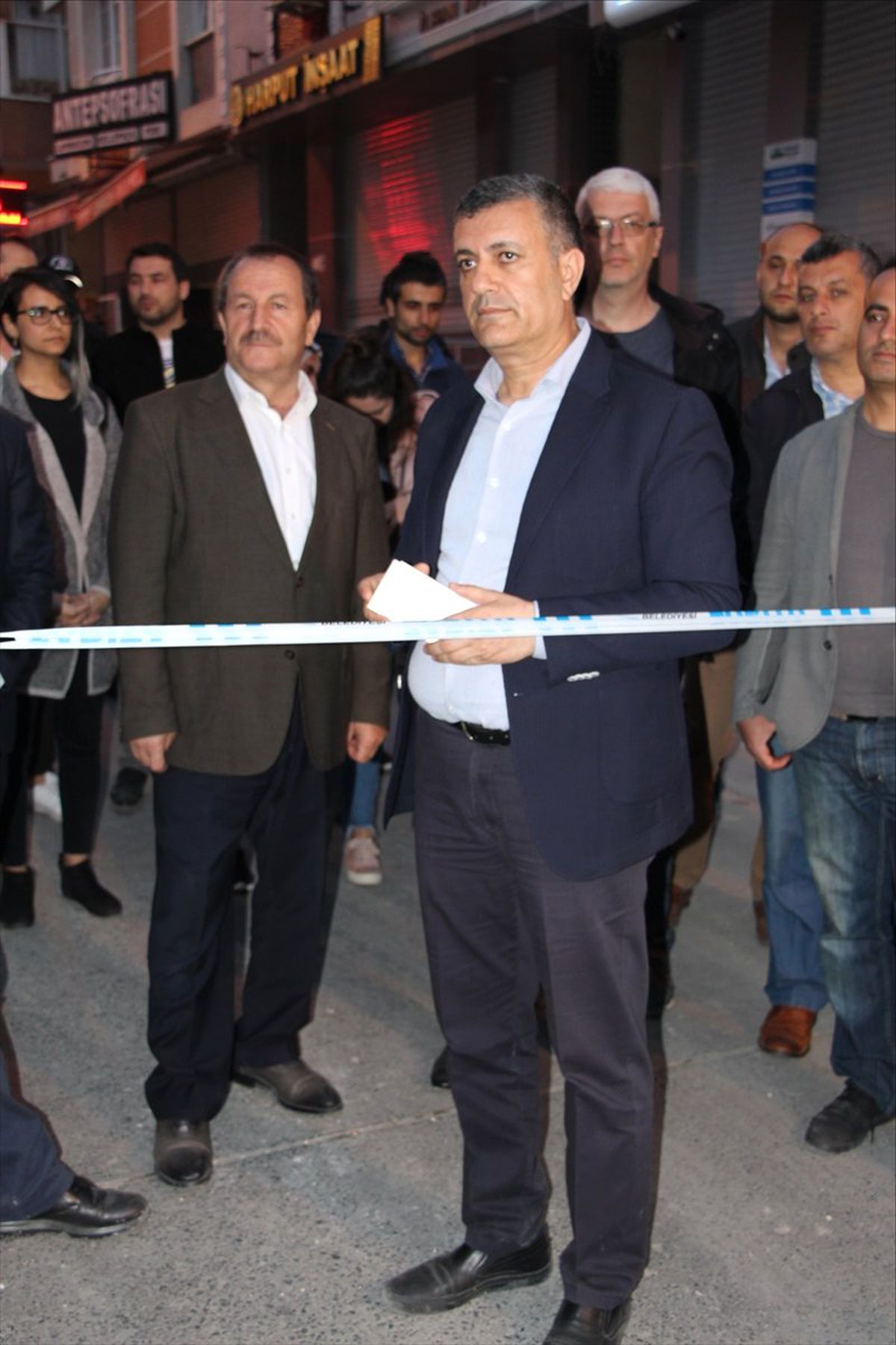 Esenyurt\'ta Yolda ve Bir Binada Çatlaklar Oluşması