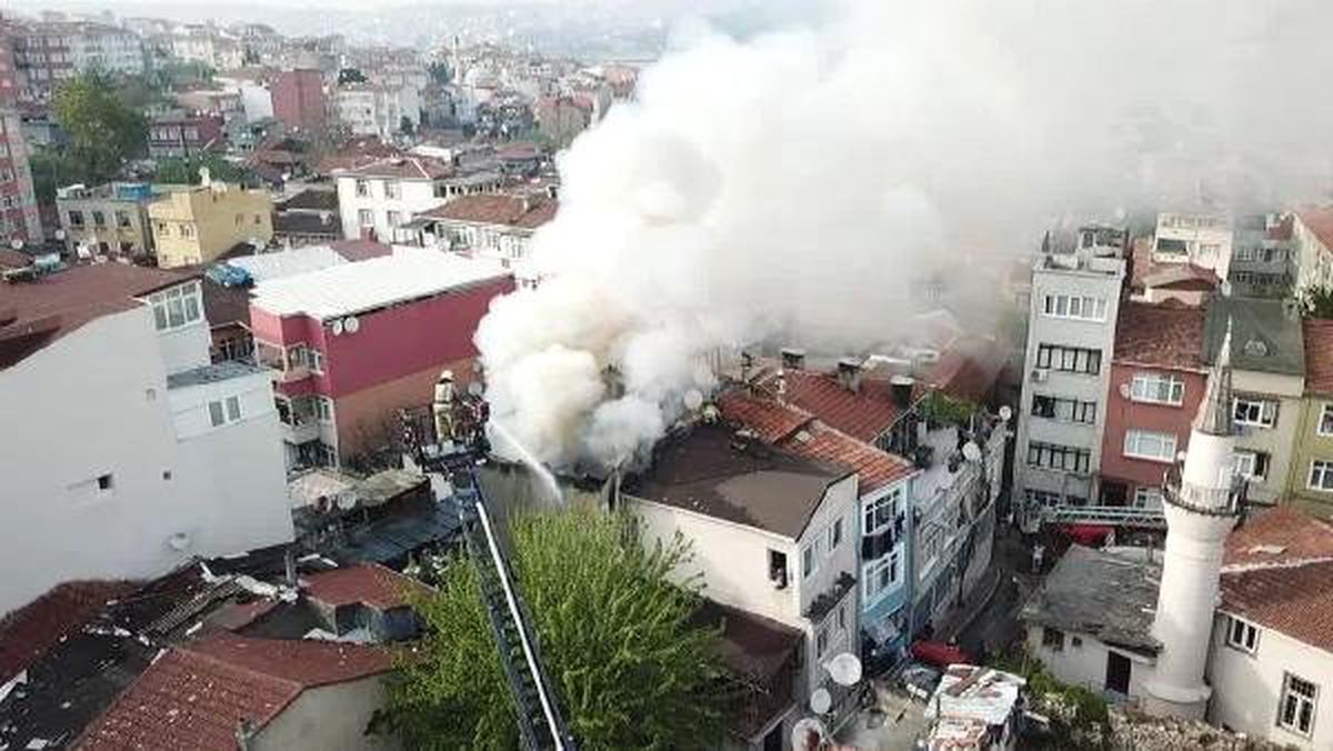 Fatih\'te 3 Katlı Binada Yangın (1)