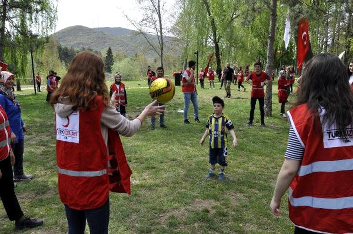 Genç Kızılay Üyeleri Şehit ve Gazi Çocuklarını Sevindirdi