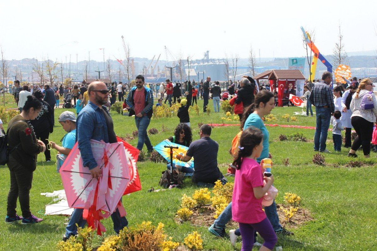 Gökyüzünde Yüzlerce Uçurtma