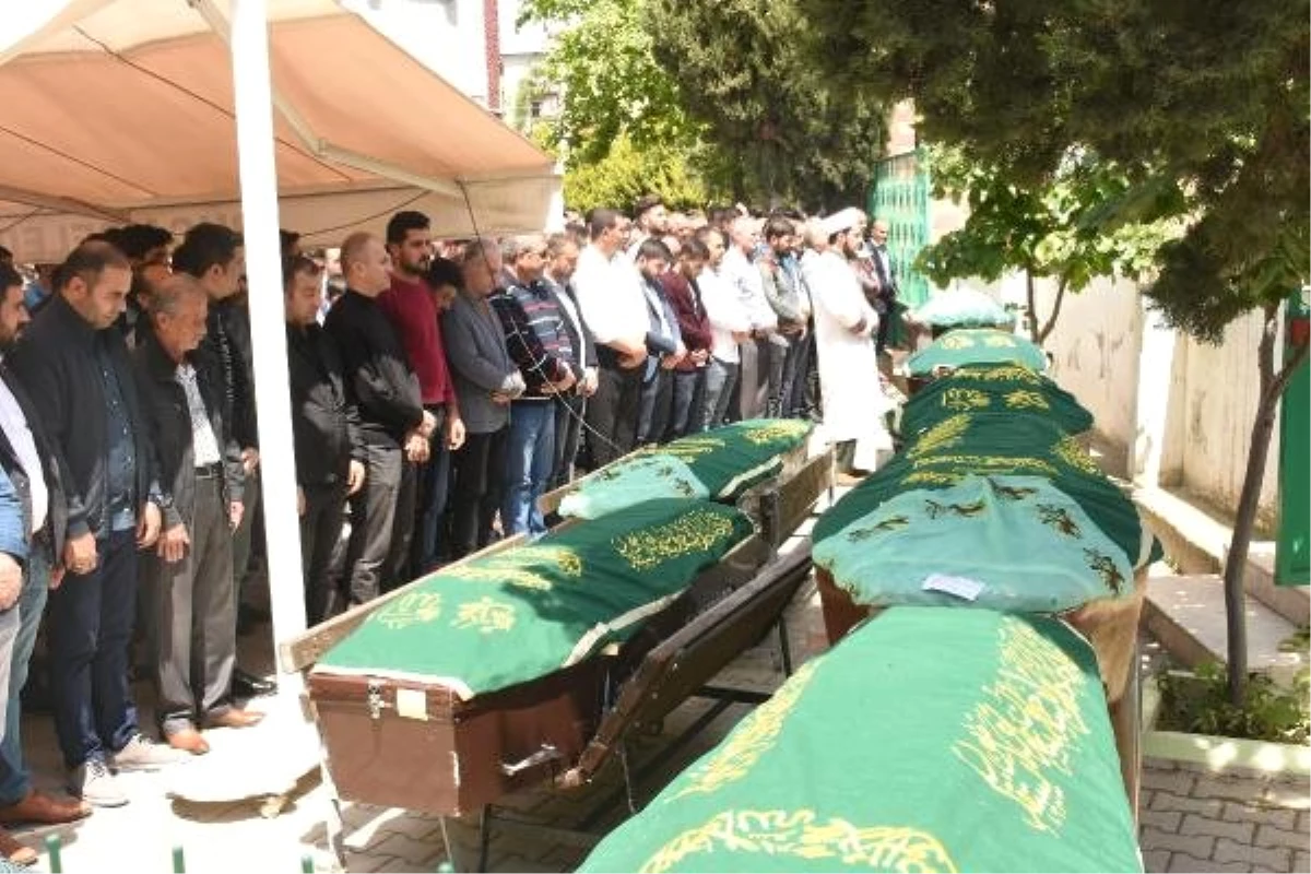 İzmir\'deki Kazada Ölen 7 Kişi Toprağa Verildi