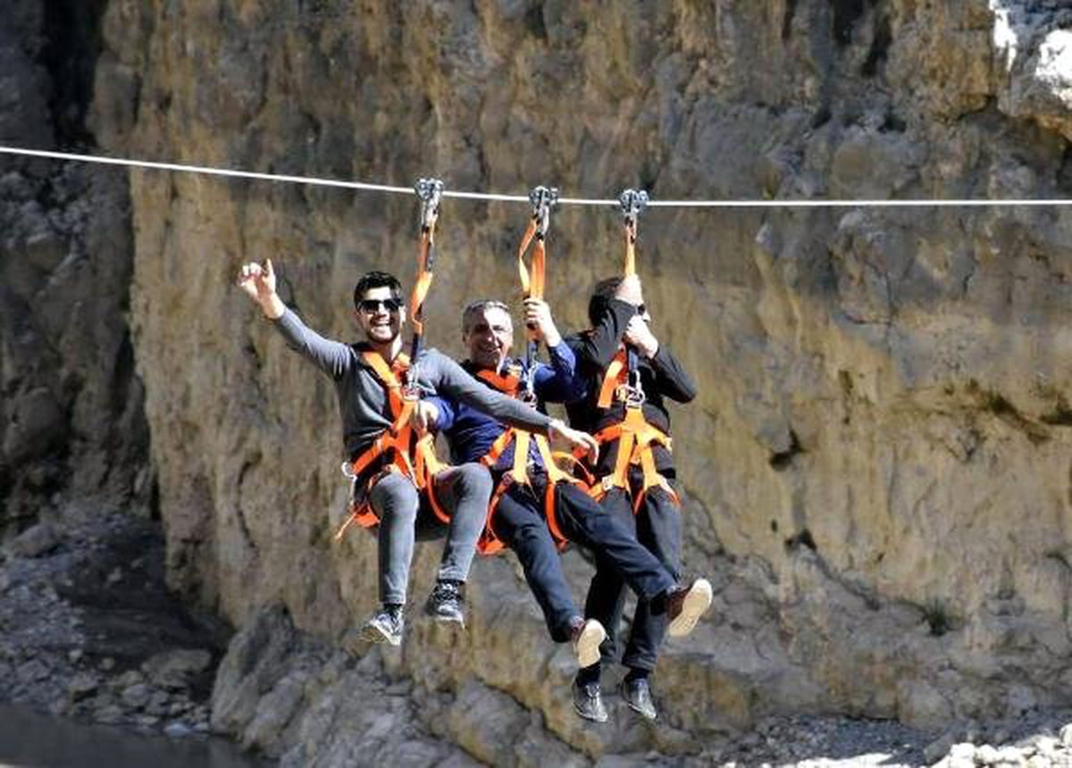 Karanlık Kanyon\'da Zipline Heyecanı