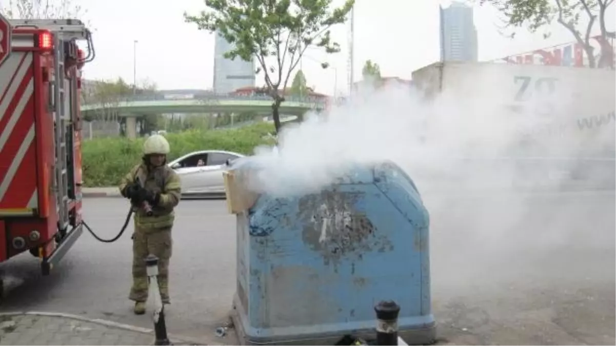 Kartal\'daki Çöp Kutusundaki Yangında Etrafa Yayılan Koku Paniğe Neden Oldu