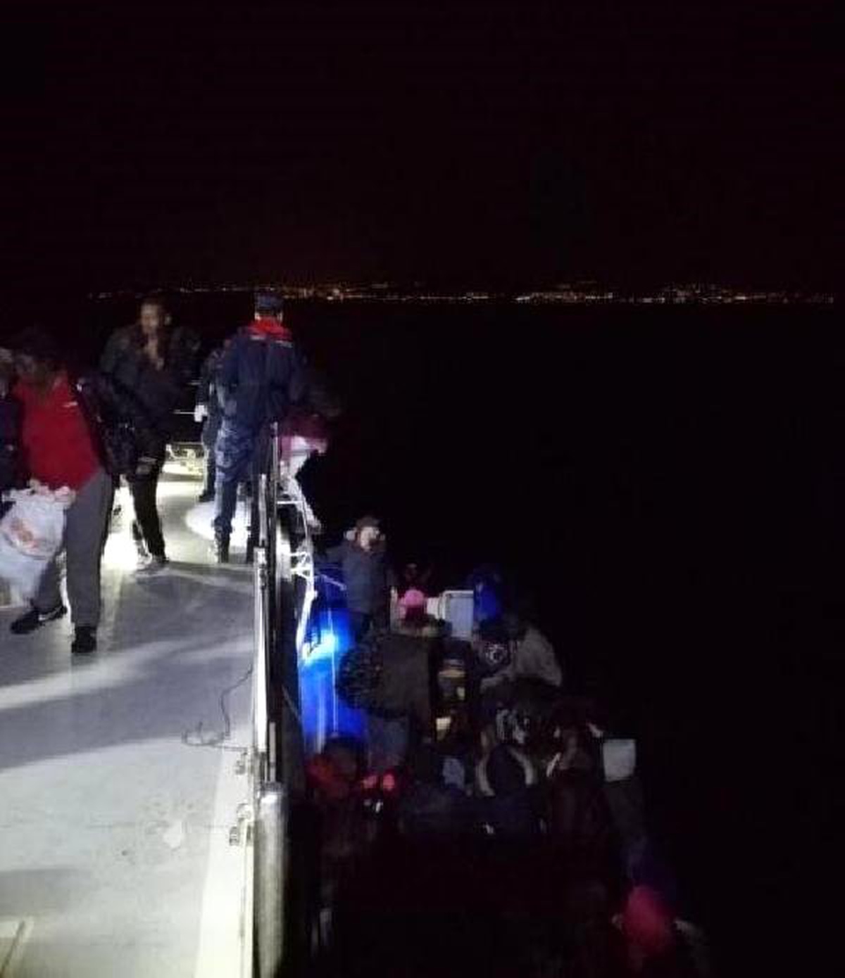 Kuşadası Açıklarında 42 Kaçak Göçmen Yakalandı