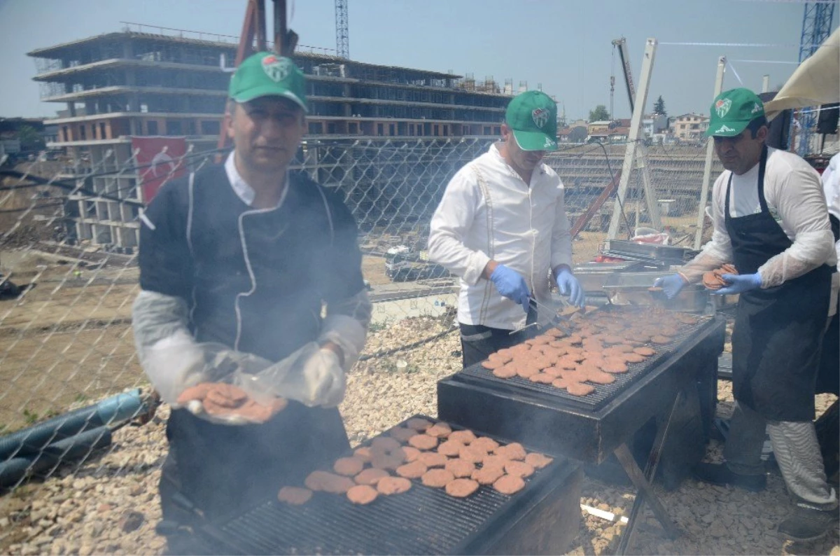 Lüks Konut Şantiyesinde Bedava Köfteye Hücum