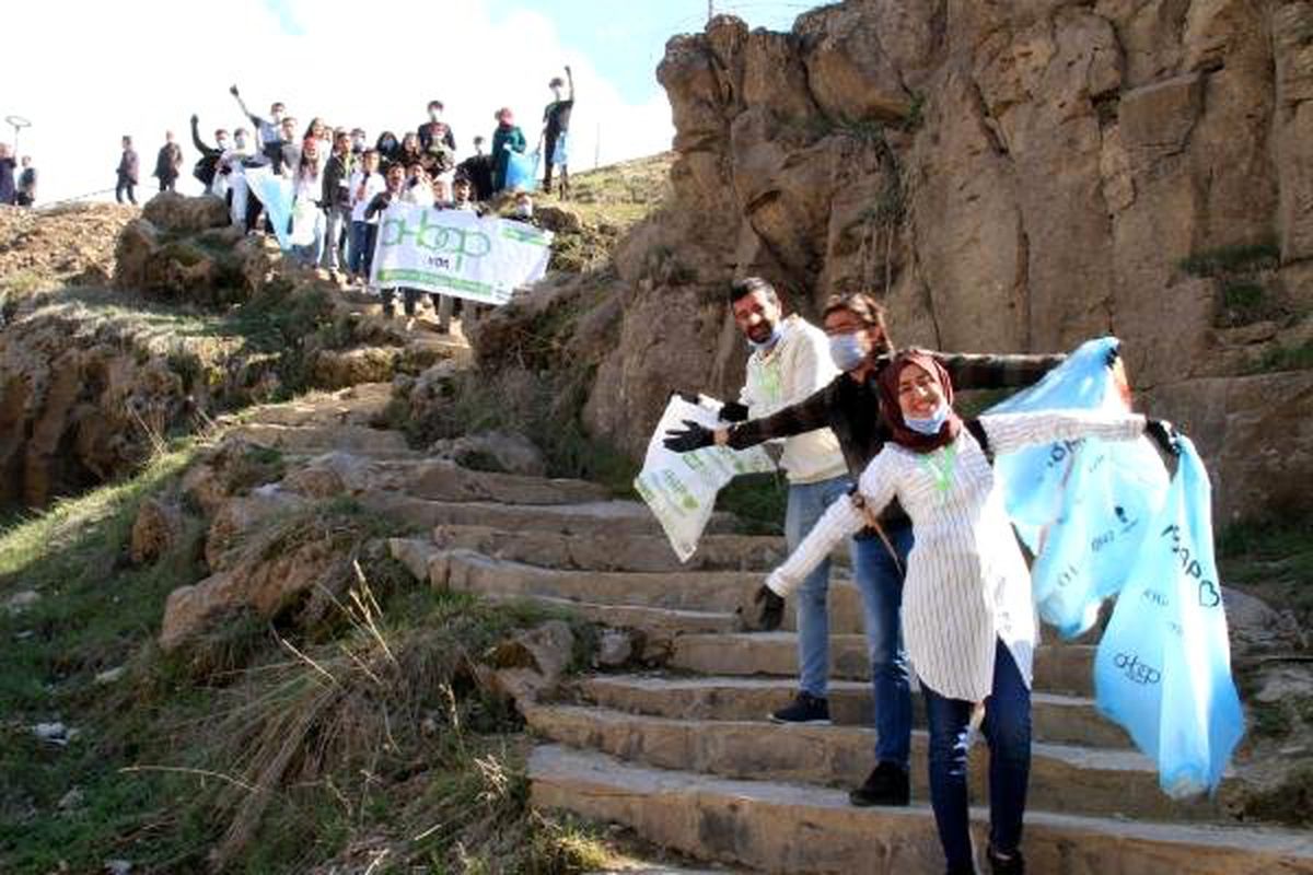 Muradiye Şelalesi Çevresini Çöplerden Temizlediler