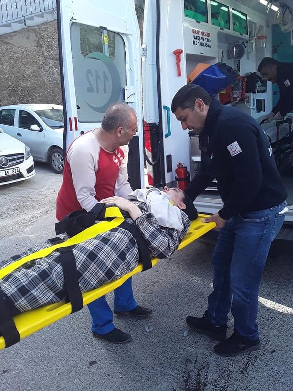 Otomobil Yolcu Midibüsüyle Kafa Kafaya Çalıştı: 3 Yaralı