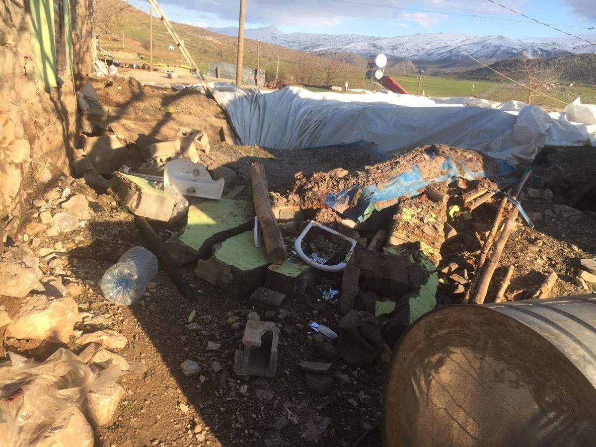 Siirt\'te Kerpiçten Yapılan Kümes Çöktü, Tavuklar Göçük Altında Kaldı