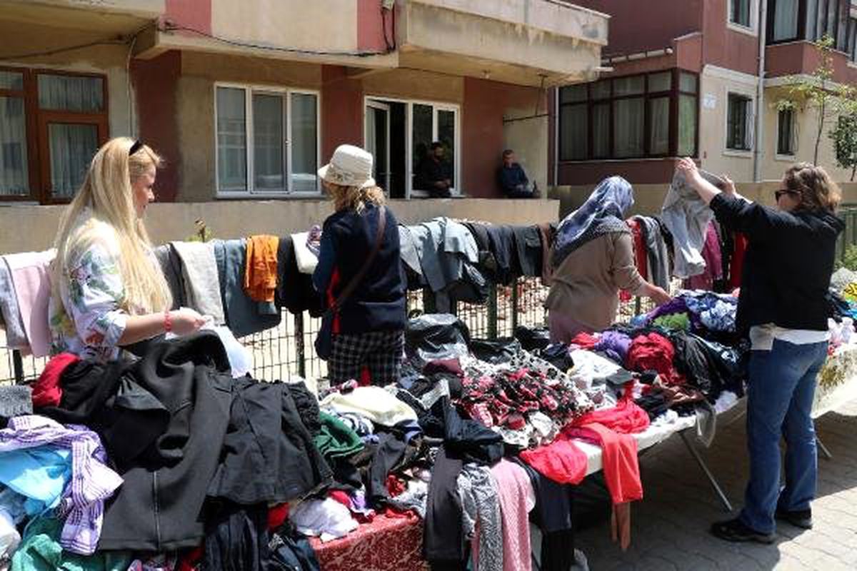 Sokak Hayvanları İçin Pazarda Gönüllü Satış Yapıyorlar