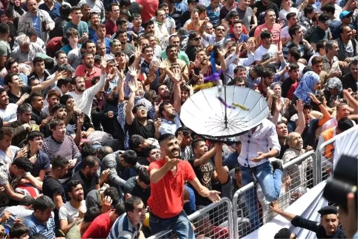 Sultan Camisi\'nin Kubbe ve Minarelerinden 6 Ton Mesir, Halka Saçıldı